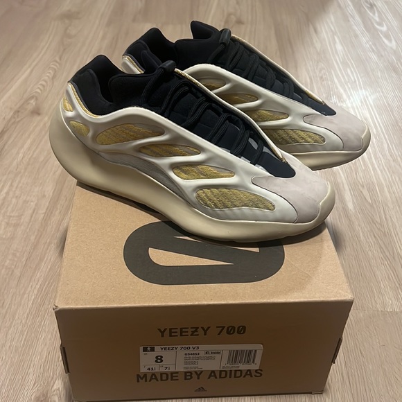 Yeezy 700 V3 - Picture 3 of 5